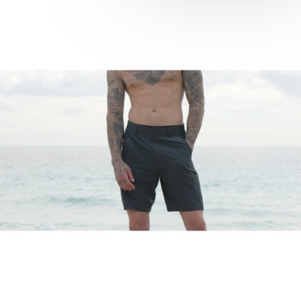 MAD PELICAN SHORTS IN DARK GREY